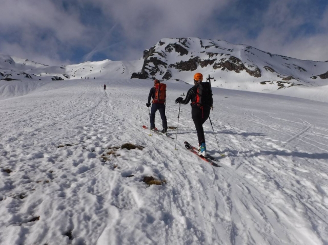  Skieurs marchant 